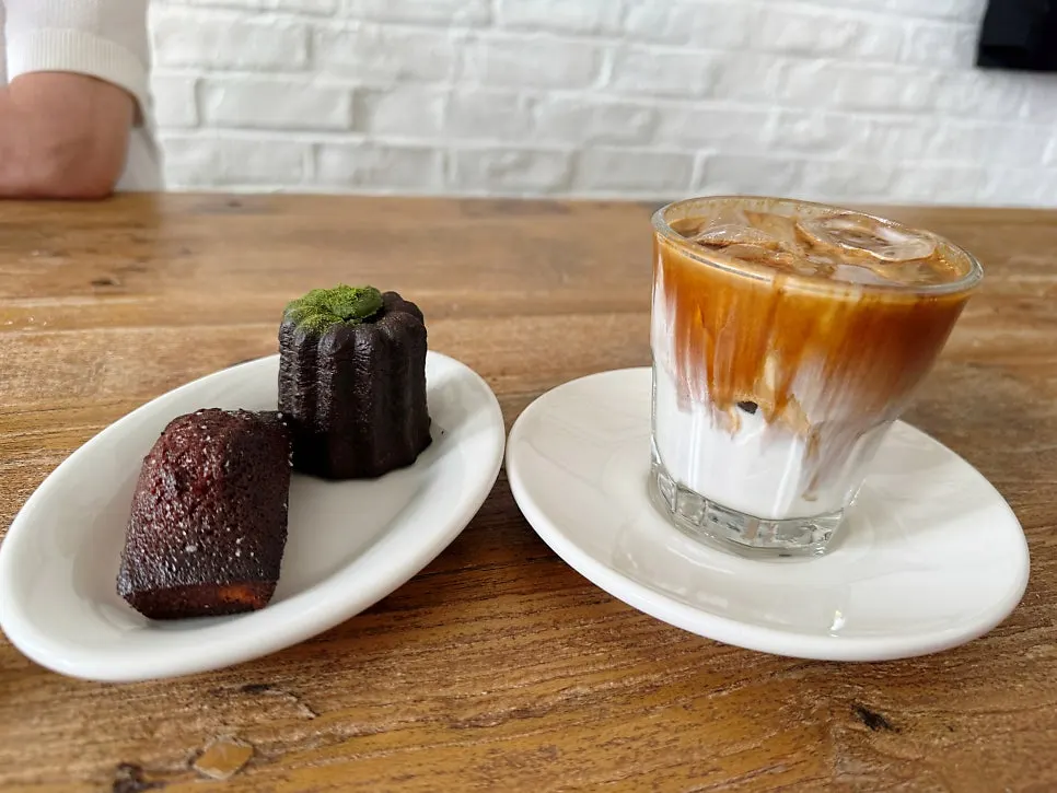 041 Coffee and desserts on the table