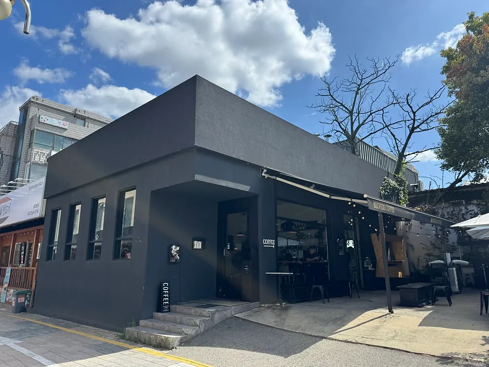 Black-toned exterior of Brewers Coffee Cheonan Sinbu Branch on the food street