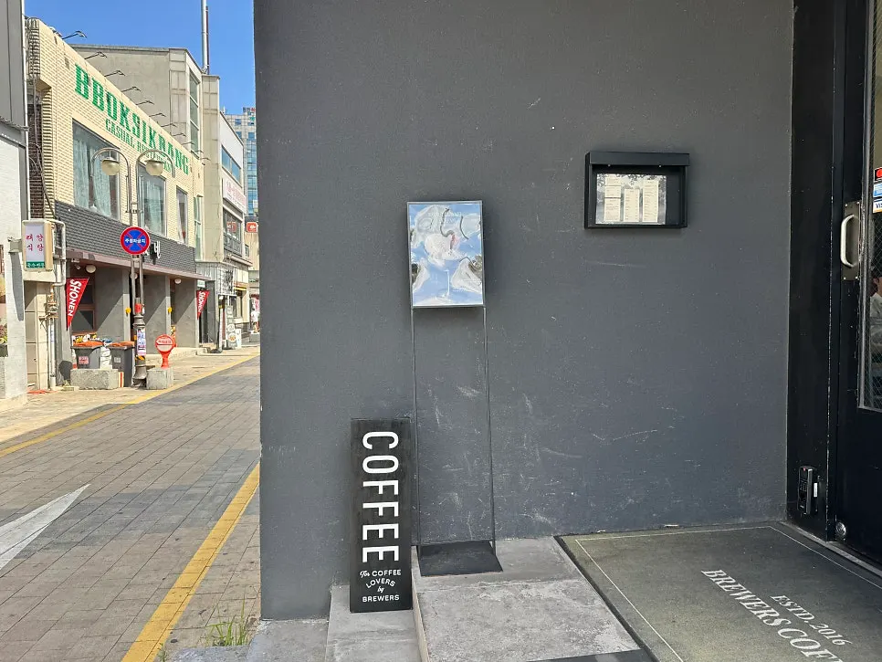 Café exterior and sign of the Cheonan Sinbu branch