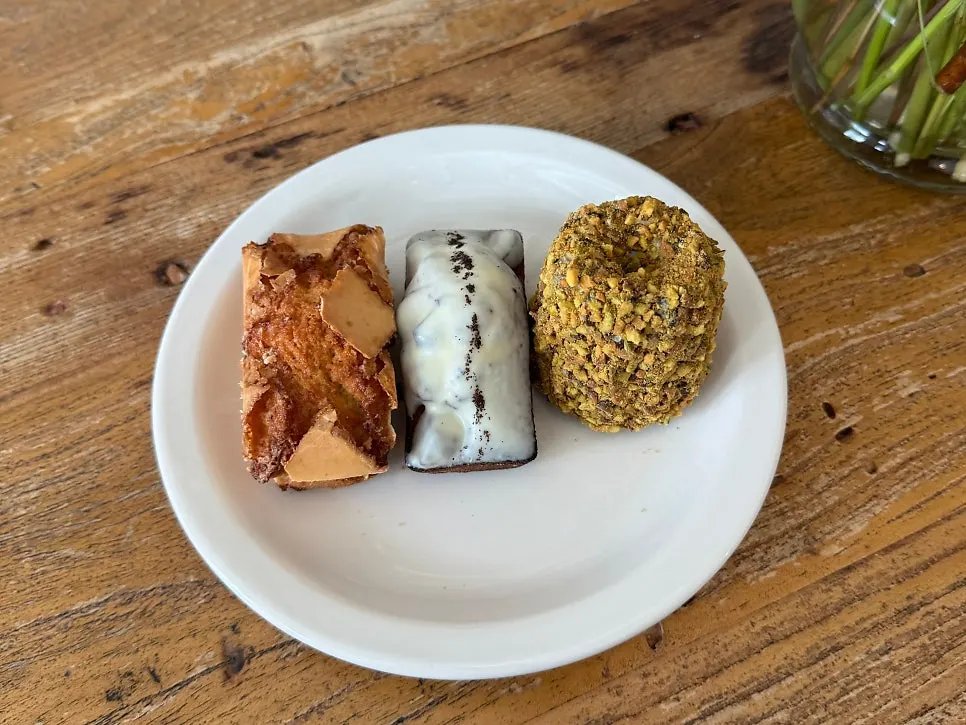 Crispy-shelled pistachio canelé