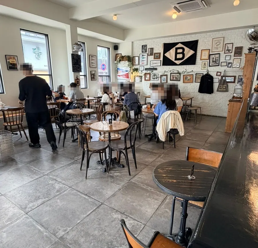 Crowded entrance of Brewers Coffee Cheonan Sinbu Branch