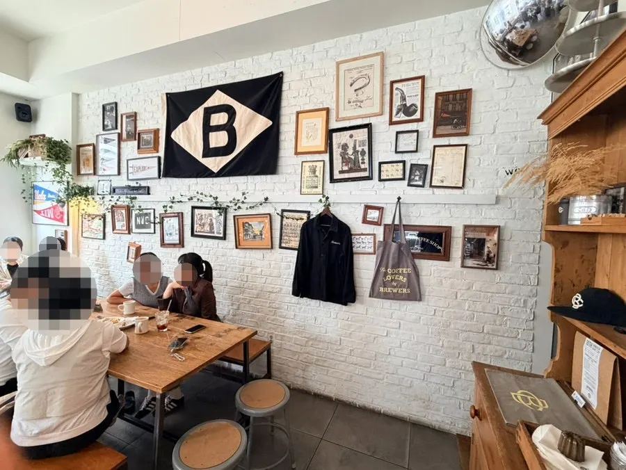Overview of the Brewers Coffee Cheonan Sinbu Branch interior