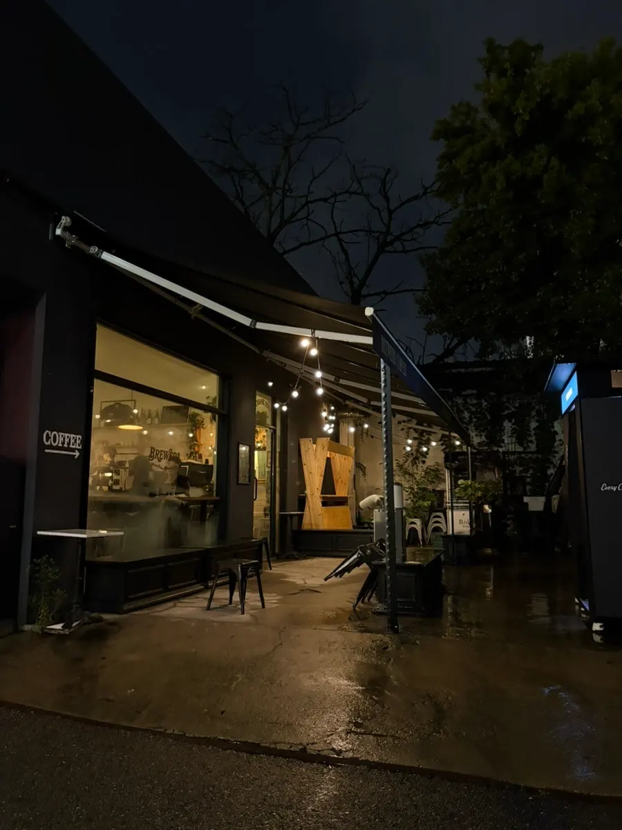 View around the entrance of Brewers Coffee Cheonan Sinbu Branch