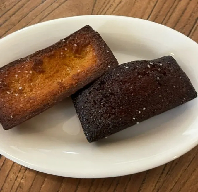 겉면에 소금이 뿌려진 휘낭시에 클로즈업