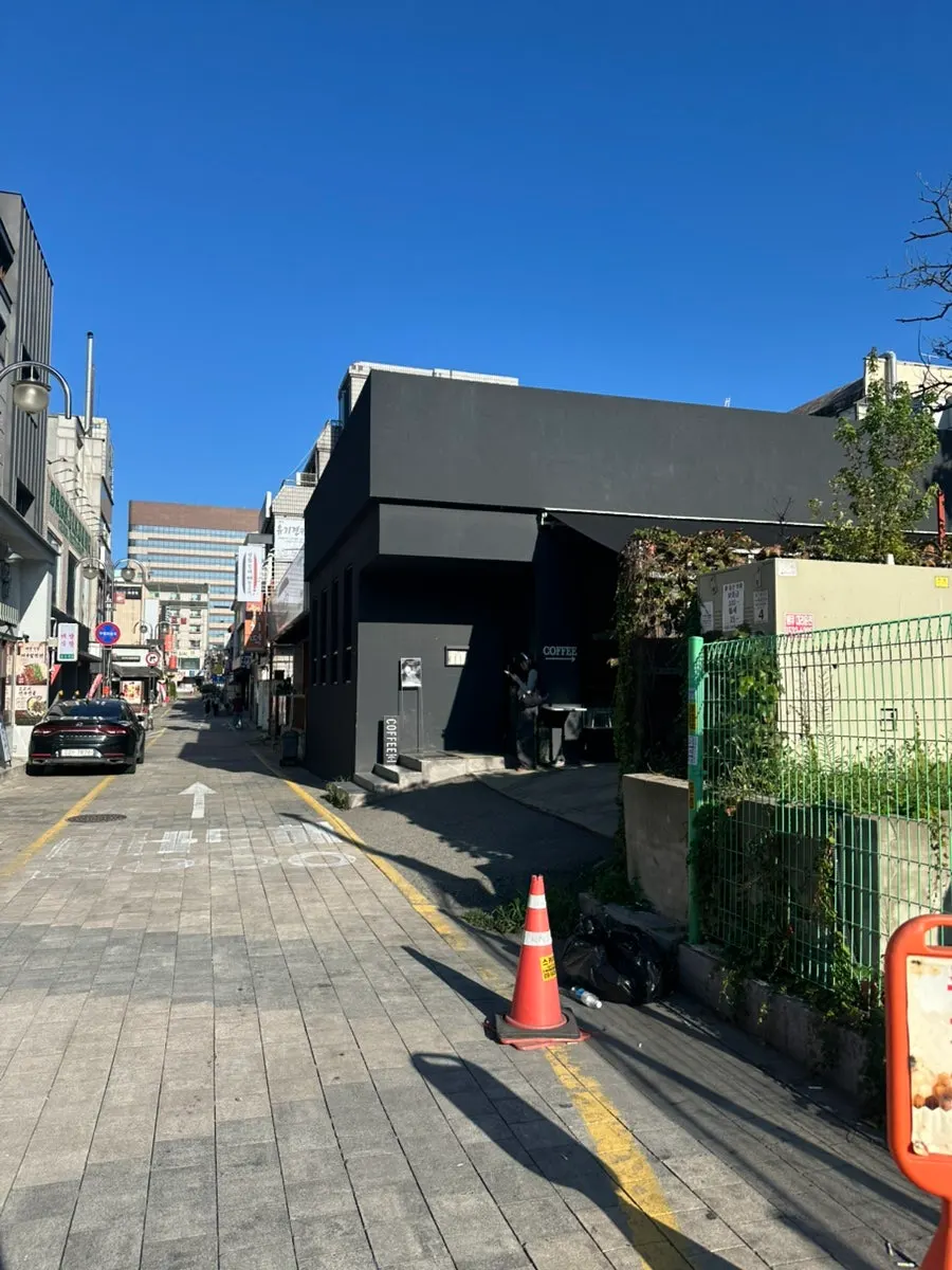 천안 신부동 먹자골목의 브루어스커피 천안신부점 외관