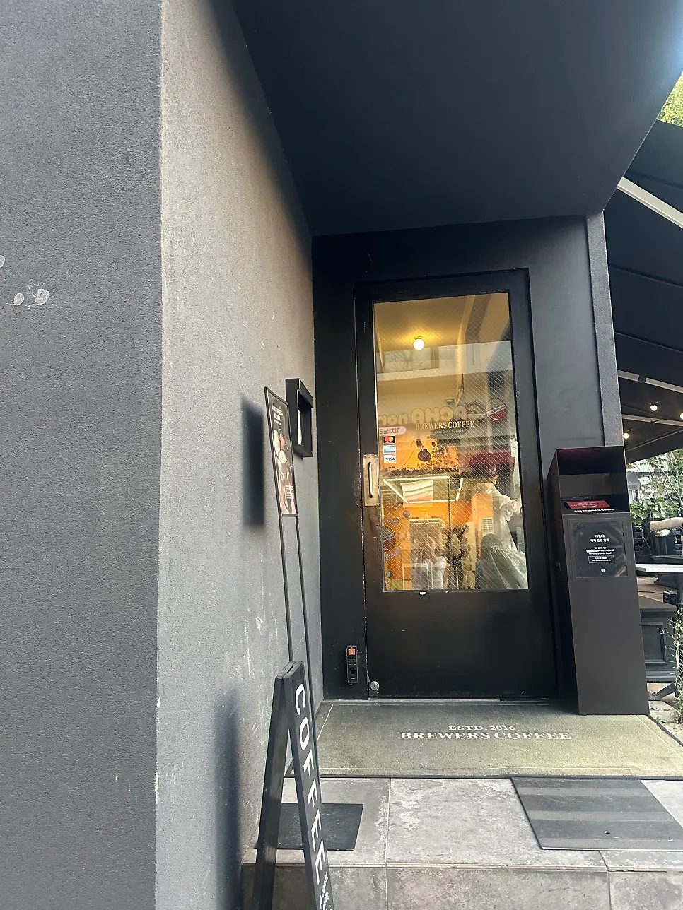 브루어스커피 입구와 캐치테이블 웨이팅 안내