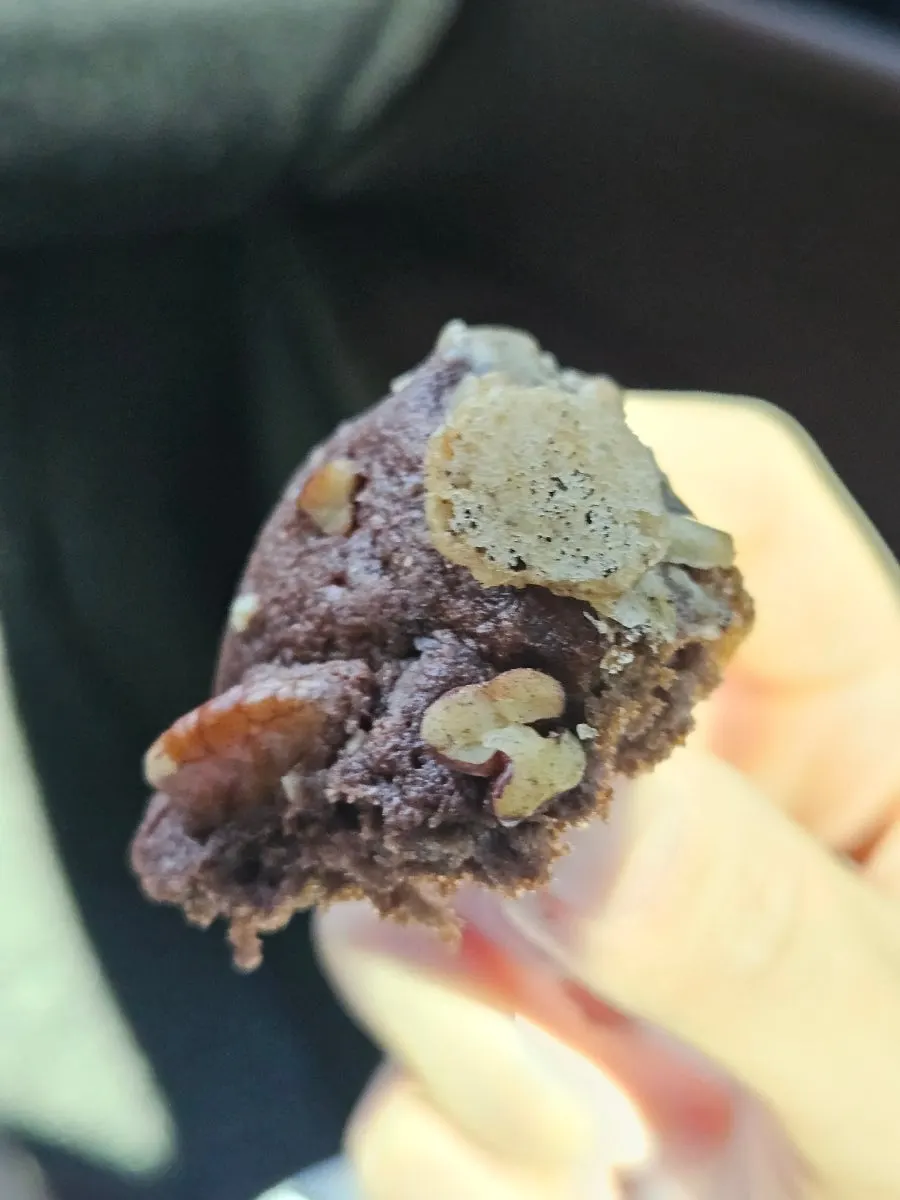 피칸이 올라간 마들렌 클로즈업
