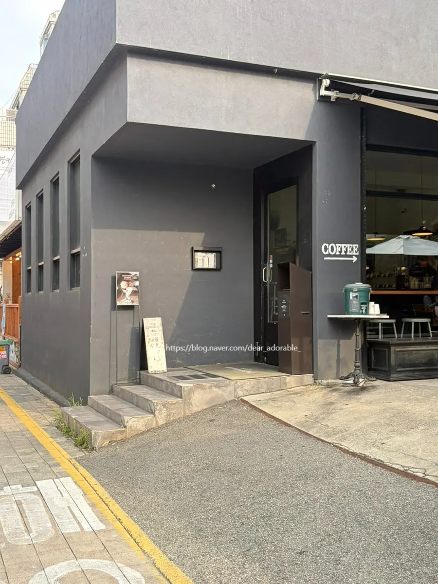 Mood around the entrance of Brewers Coffee Sinbu Branch