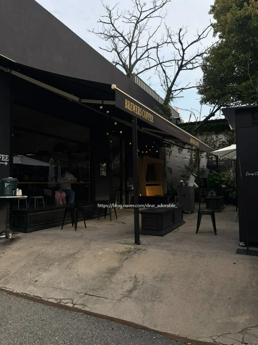 Building and signage of Brewers Coffee Sinbu Branch