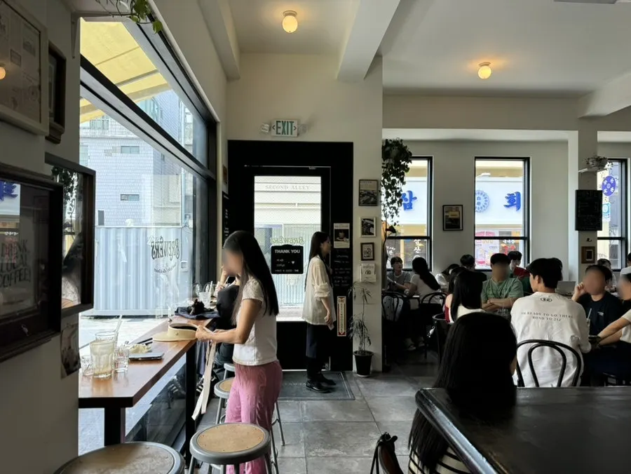 Full view of the interior of Brewers Coffee Cheonan Sinbu Branch