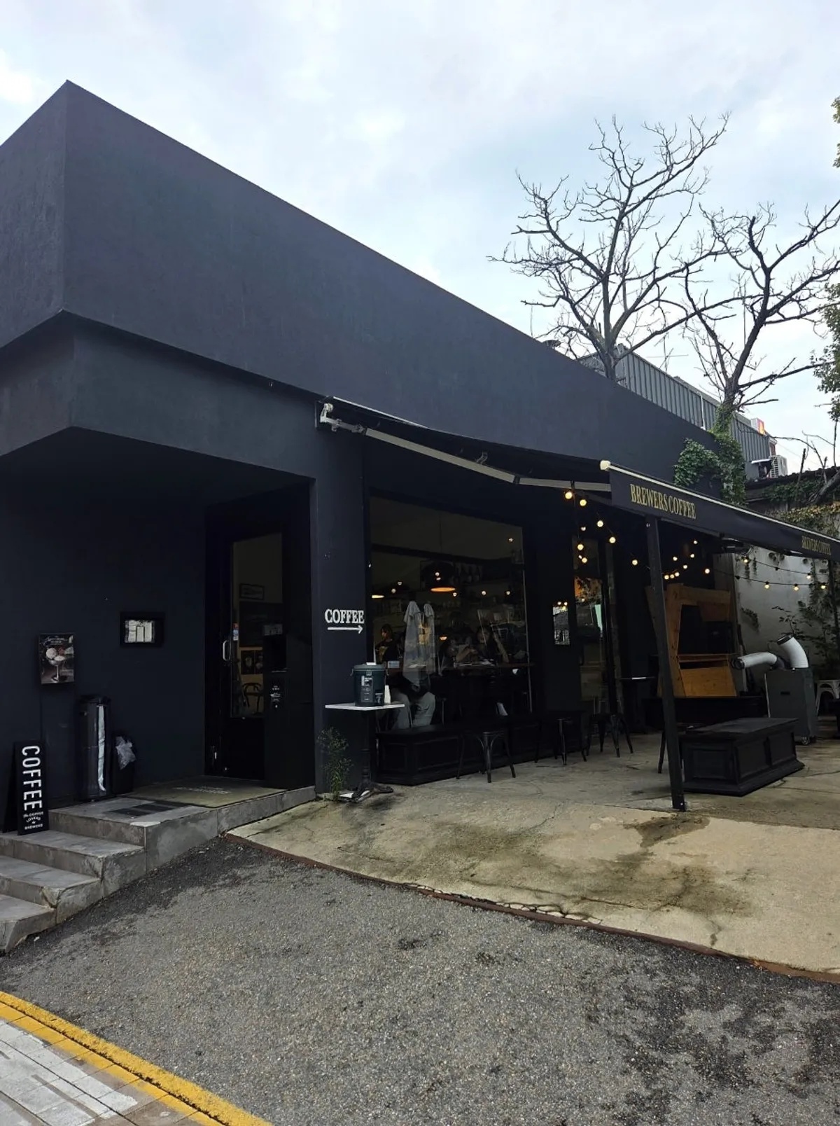 Black-colored exterior of Brewers Coffee Cheonan Sinbu Branch