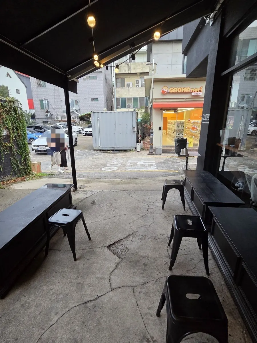 브루어스커피 매장 안쪽 야외 공간