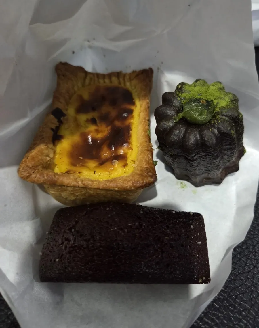 브루어스커피 로고가 들어간 블랙 테이크아웃 컵