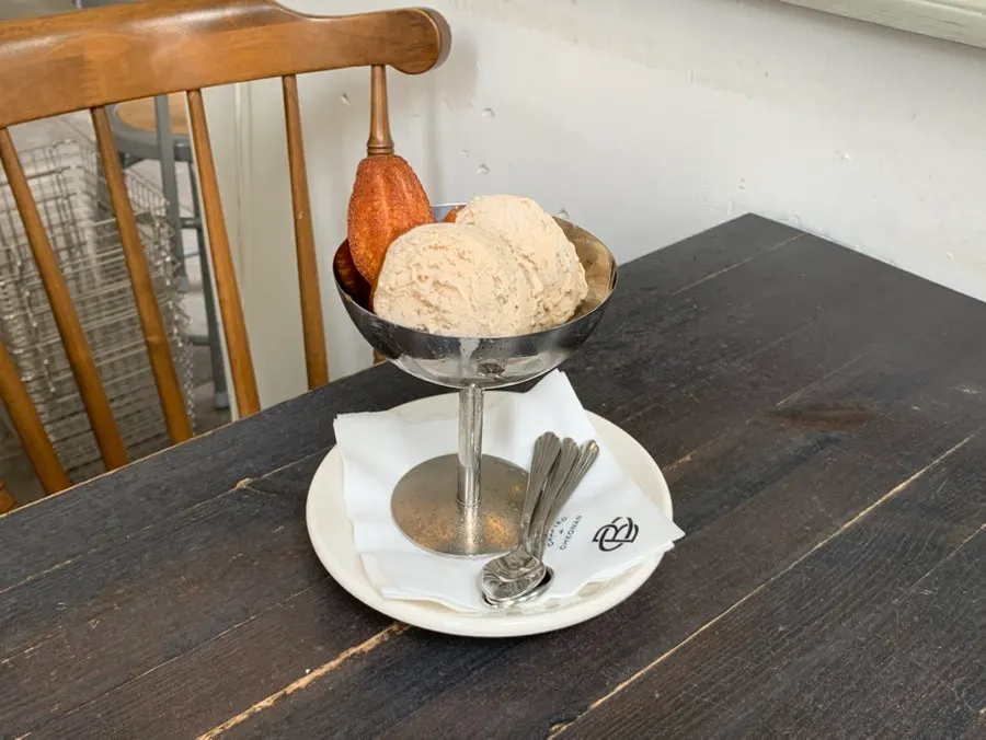 호두 카라멜 아이스크림 한 컵