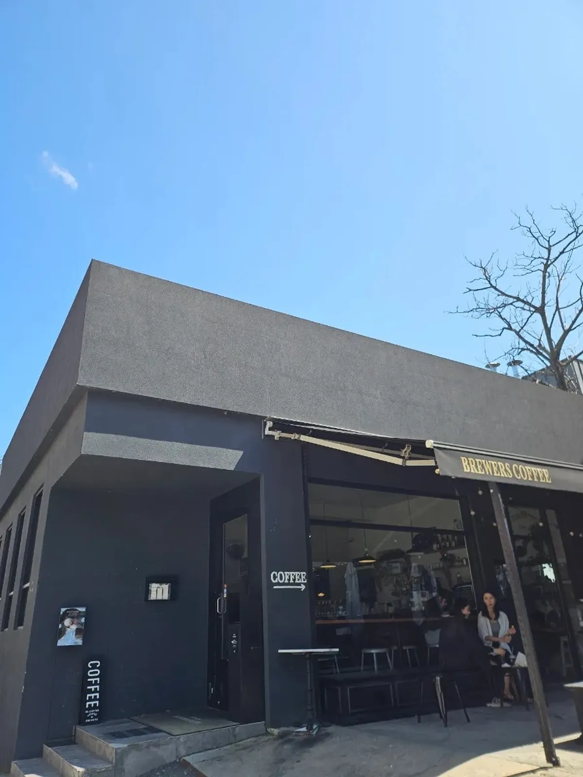 Black-toned exterior of Brewers Coffee Cheonan Sinbu Branch