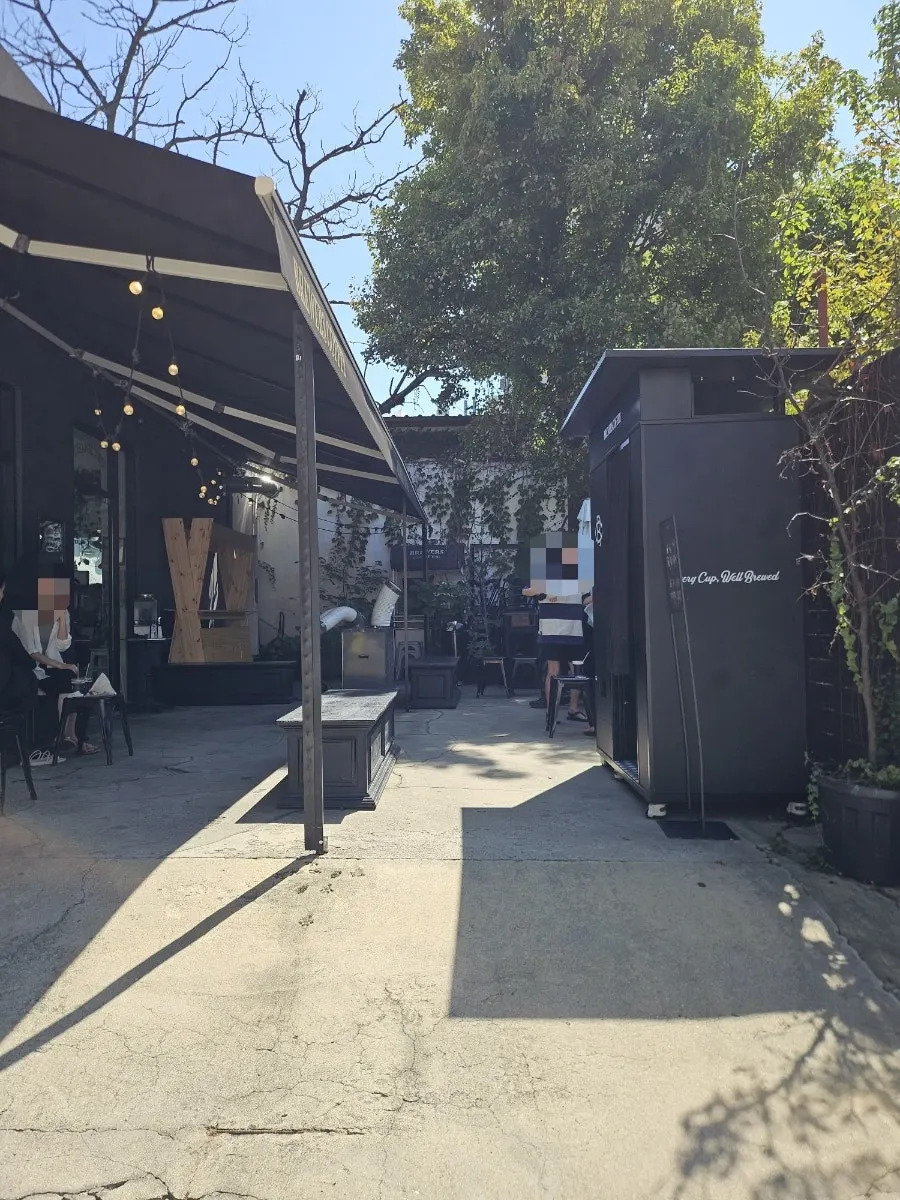 Entrance with outdoor tables in front of the café