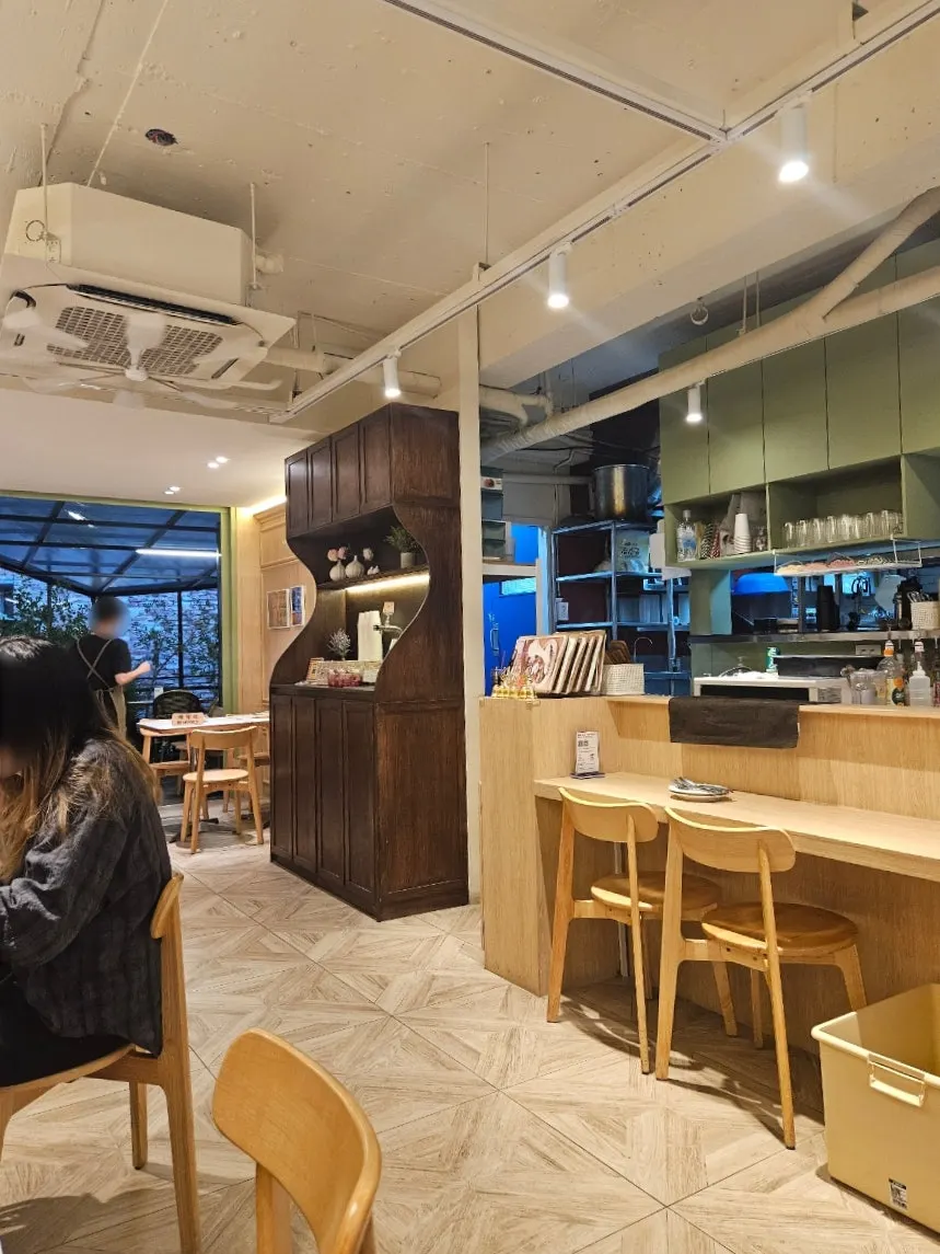 Busy interior of Brivit Gangnam on a weekday evening
