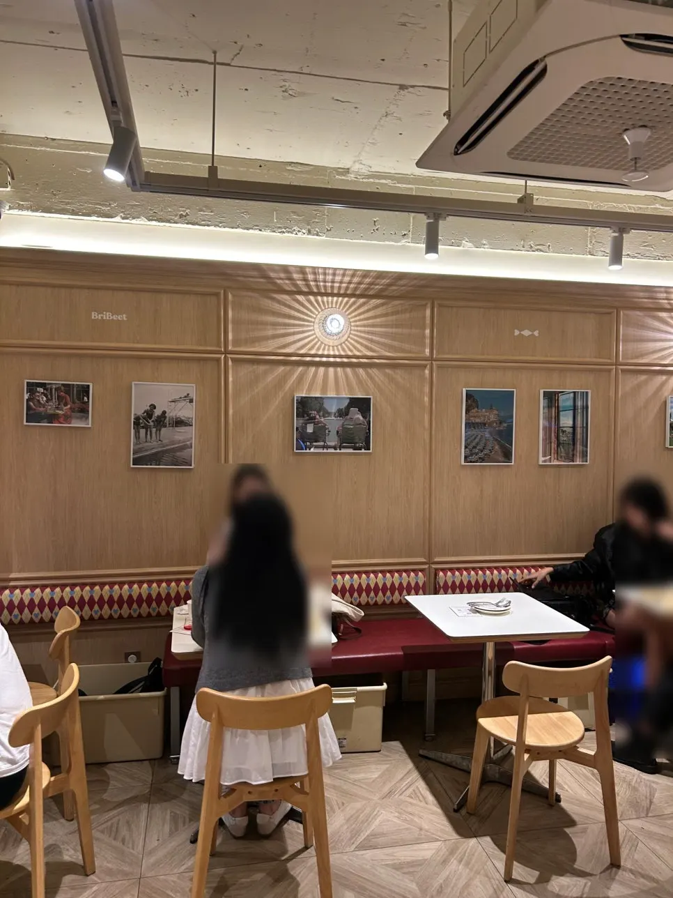 평일 저녁 브리비트 강남역 입구 모습