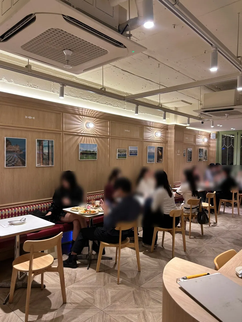 우드 톤에 그림이 걸린 브리비트 강남역 내부