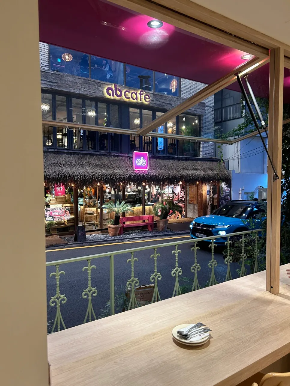 혼밥하기 좋은 브리비트 강남역 바 형태 좌석