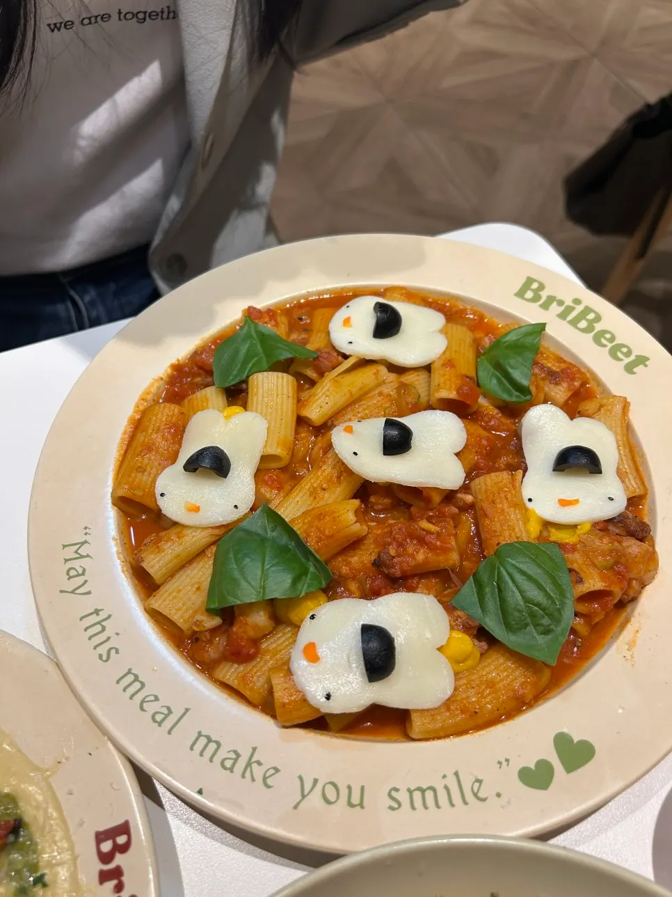 샐러드와 함께 차려진 브리비트 강남역 테이블