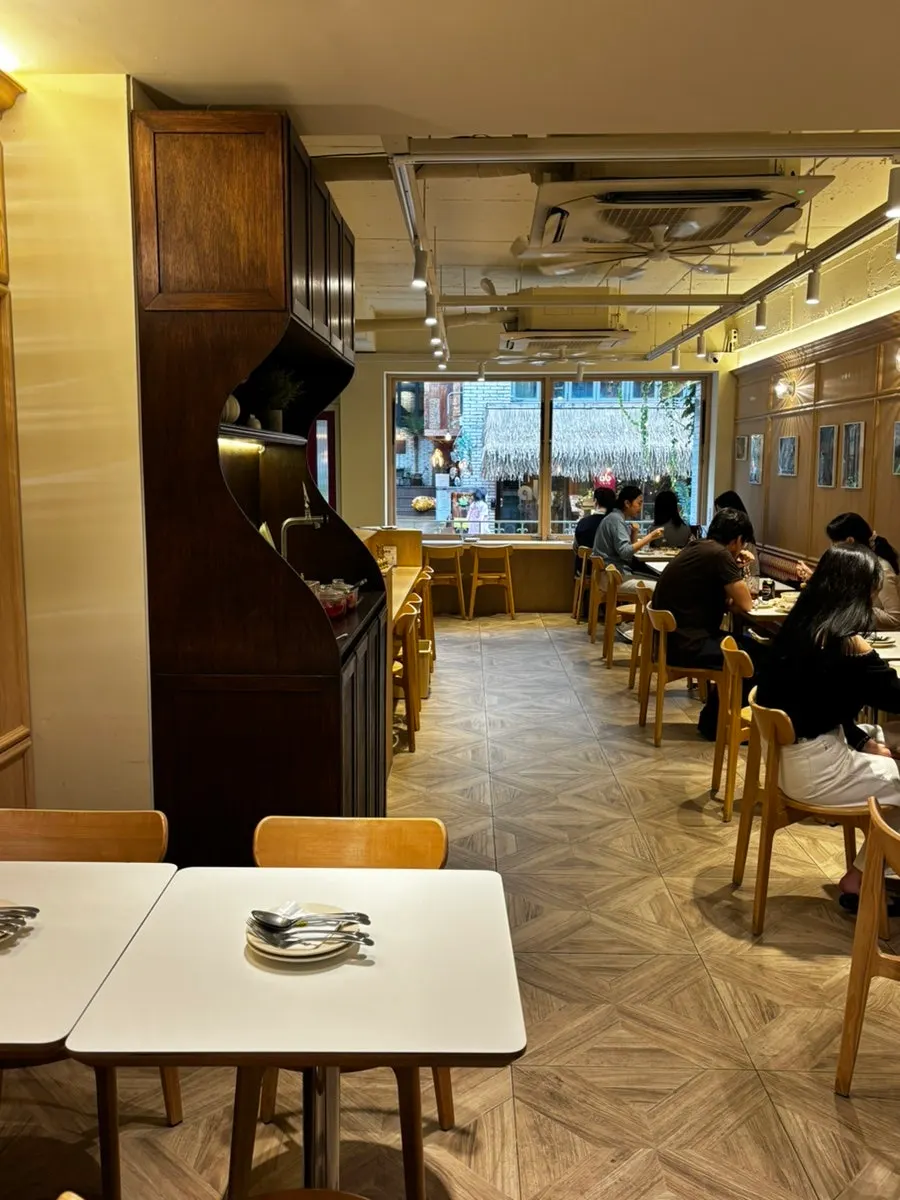 우드와 그린 톤으로 꾸민 브리비트 강남점 실내