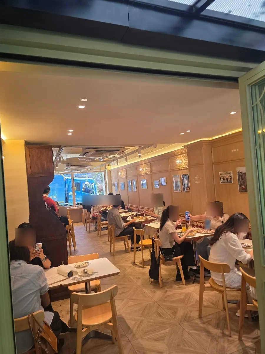 브리비트 강남역점 실내홀 좌석 분위기