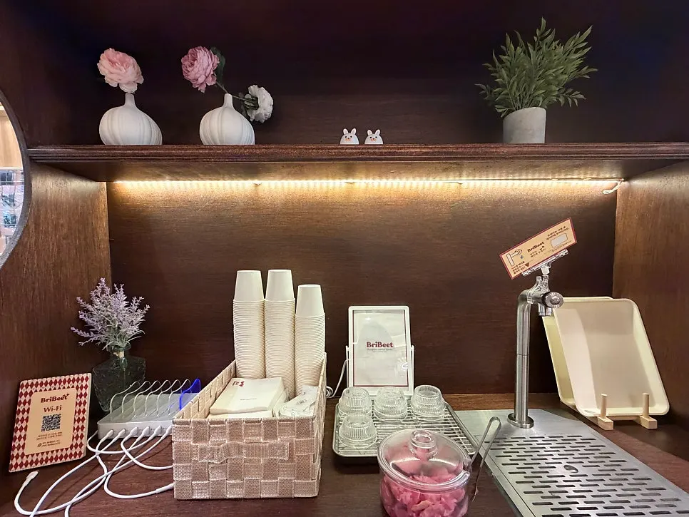 Counter and terrace seating at Brivit Gangnam Station