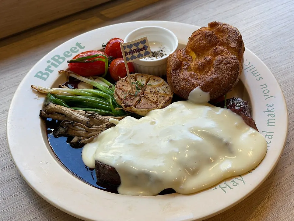 Performance of pouring Aligot cheese over the Brivit Steak