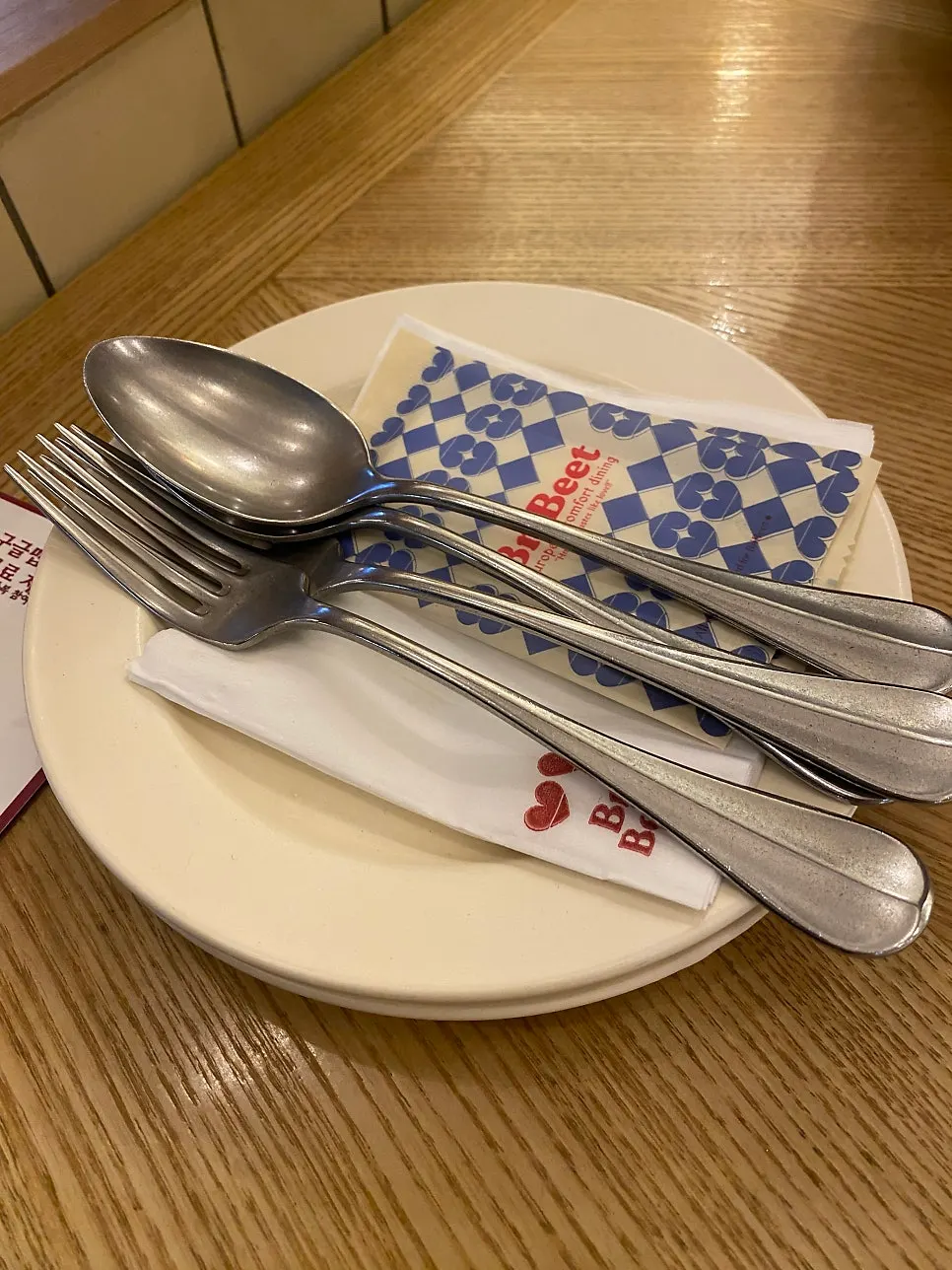 테이블에 놓인 기본 식기 세트