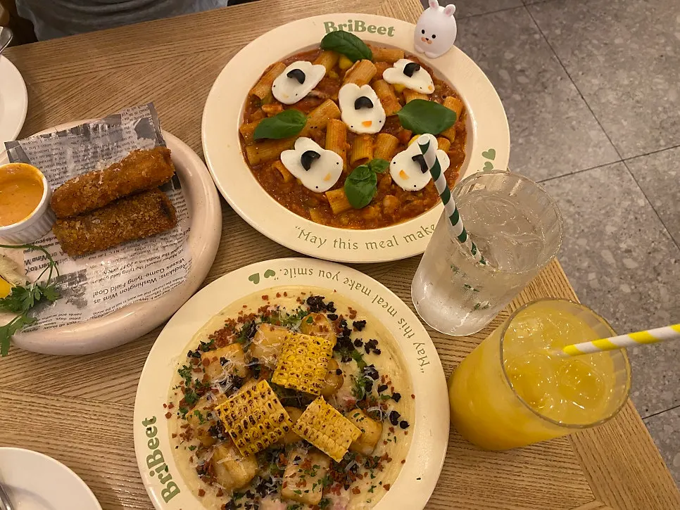 비트세트로 차려진 파스타와 뇨끼, 가지 튀김 한 상