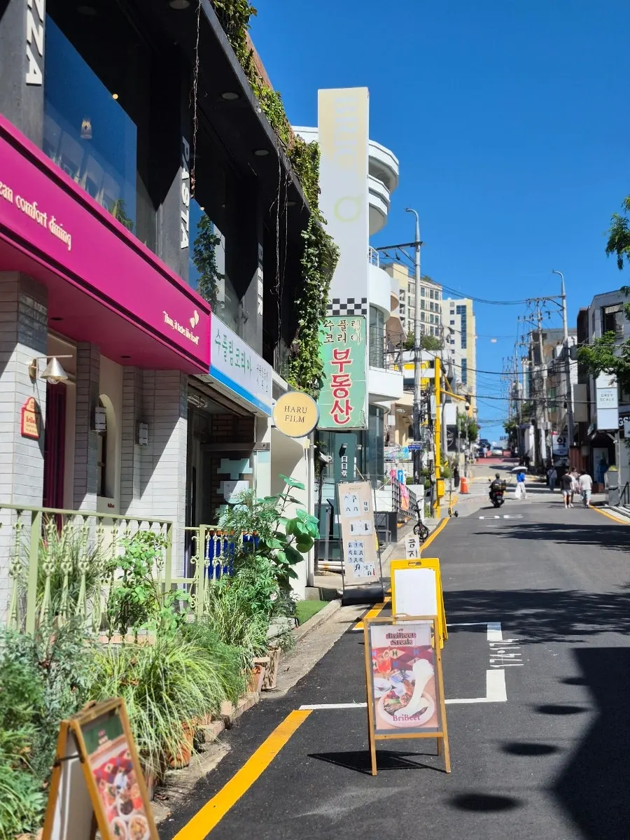 Entrance of Brivit Gangnam with pink facade and green plants