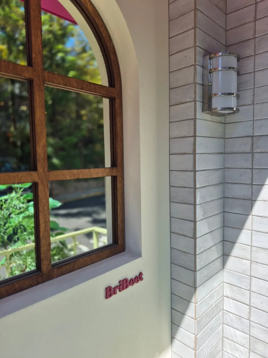 Brivit Gangnam exterior looking like a fairy-tale dollhouse