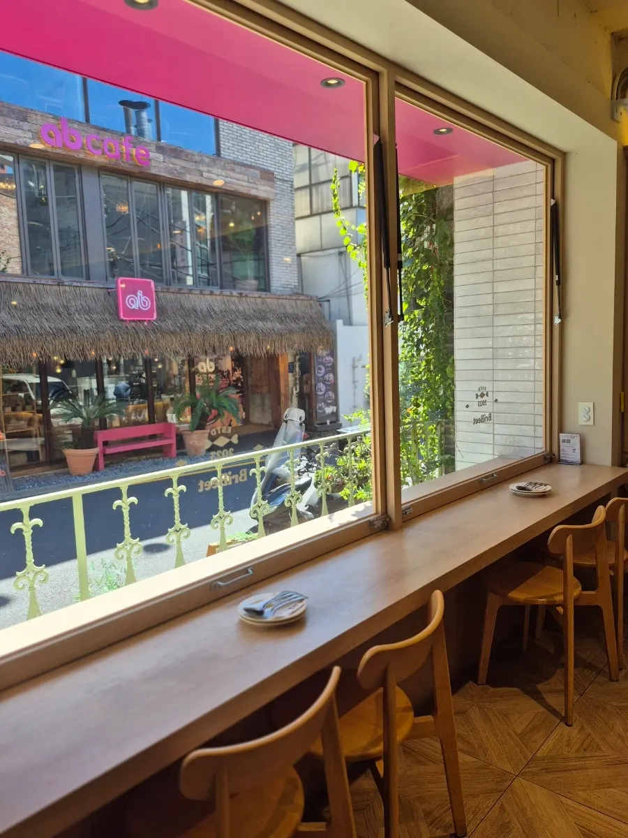 Window seating and plants inside Brivit Gangnam