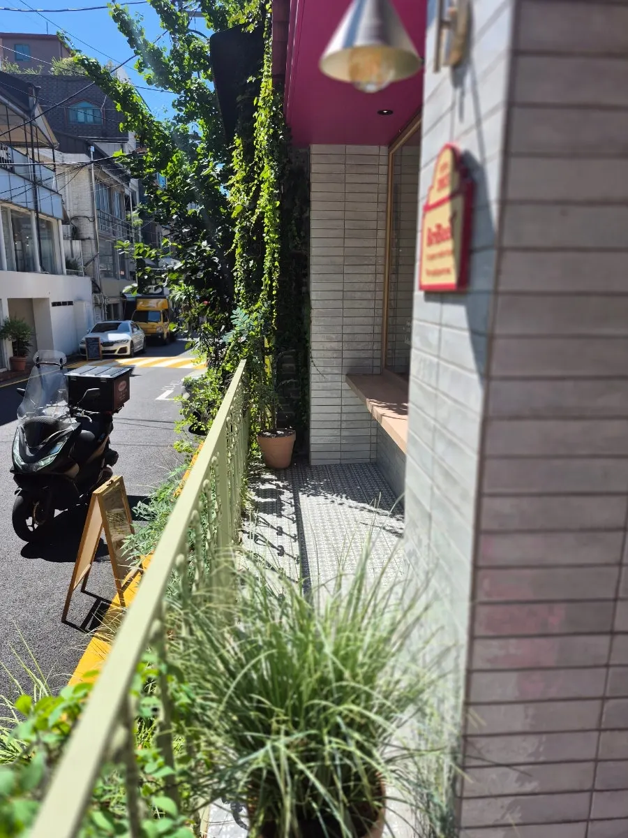 Full view of terrace seating at Brivit Gangnam