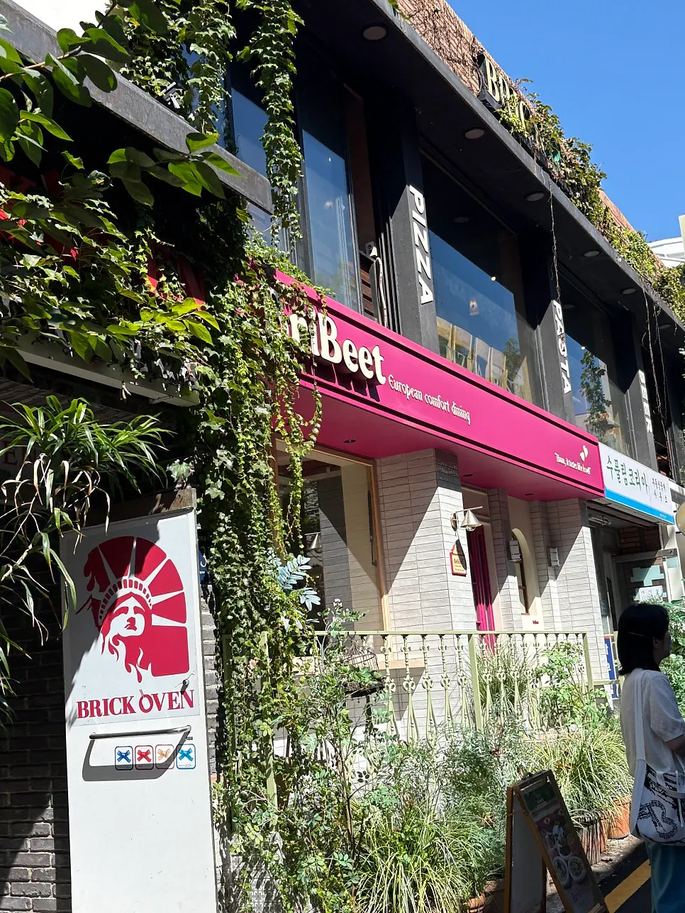 핑크색 간판이 걸린 브리비트 강남 외관