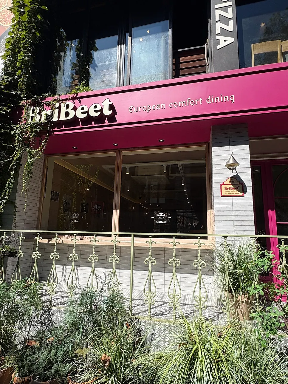 European comfort dining 문구가 적힌 브리비트 간판
