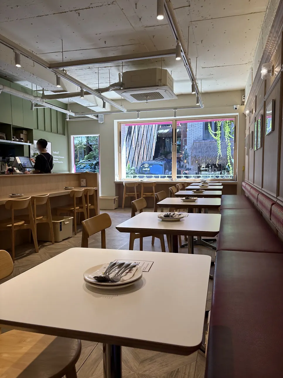 버건디 소파석이 이어진 브리비트 강남 내부