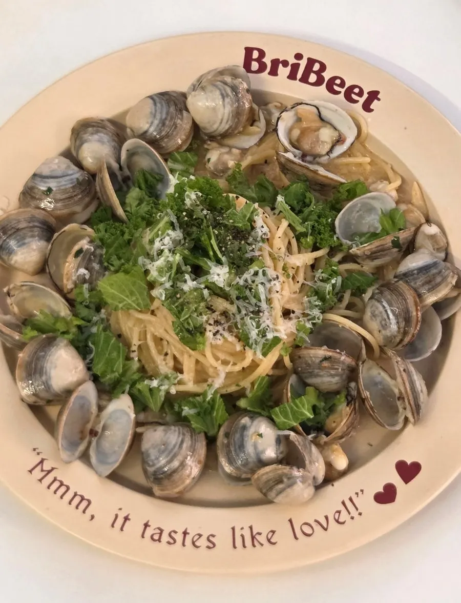 A plate of spicy vongole oil pasta