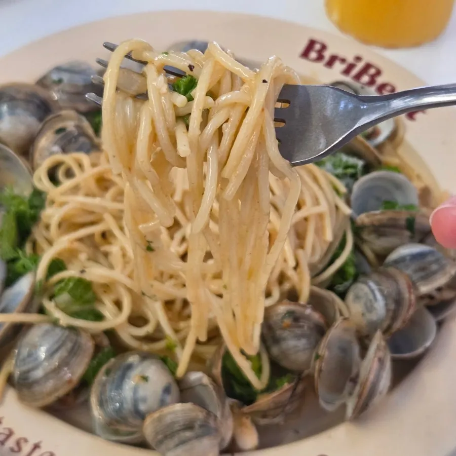 Lifting up noodles from the vongole pasta