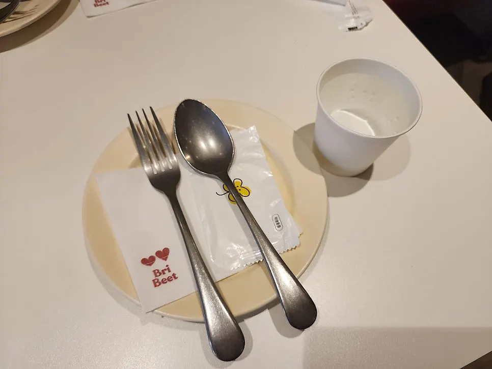 앞접시와 수저 포크가 놓인 테이블