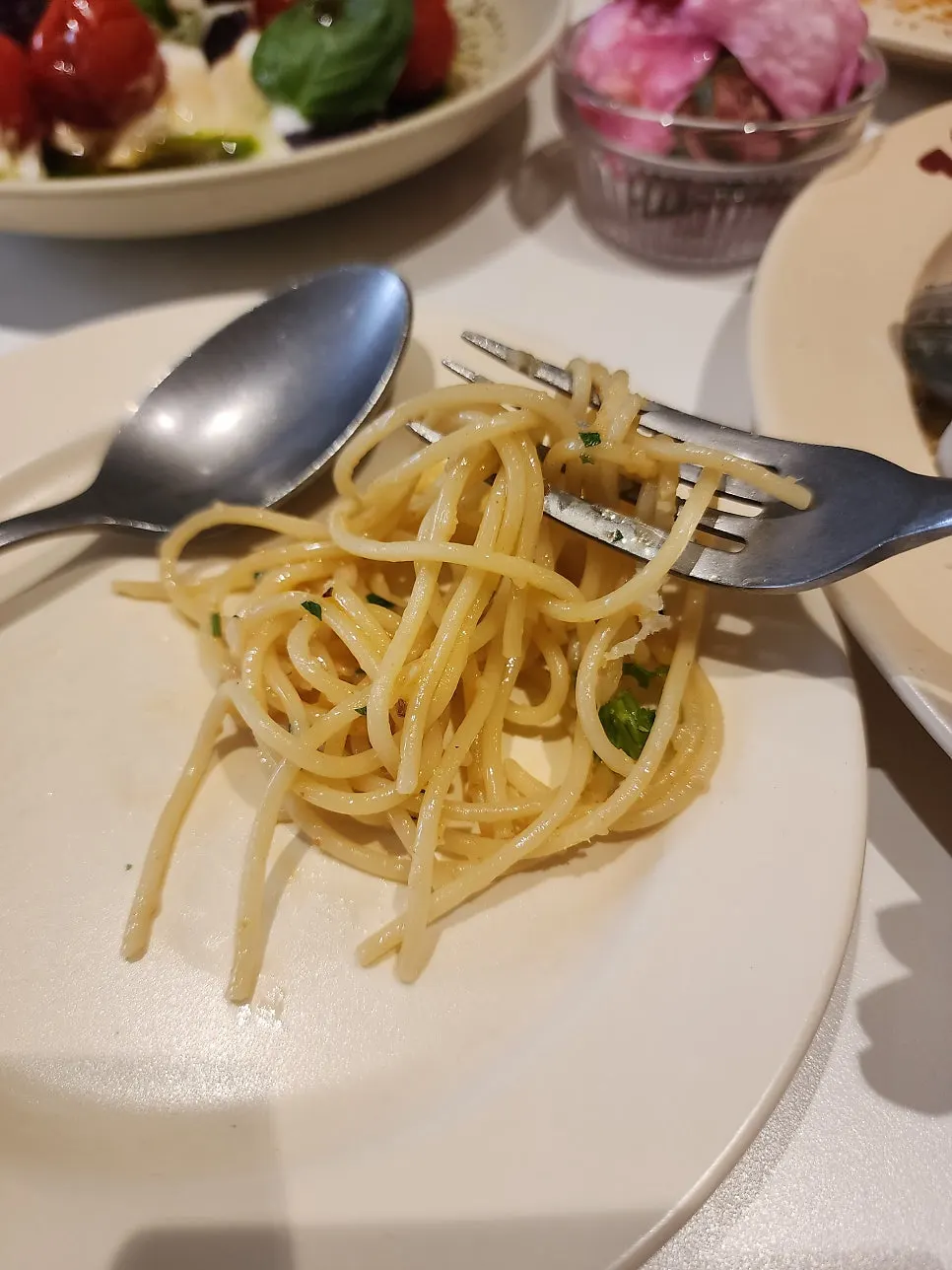 토마토와 허브가 올라간 그릭 요거트 샐러드