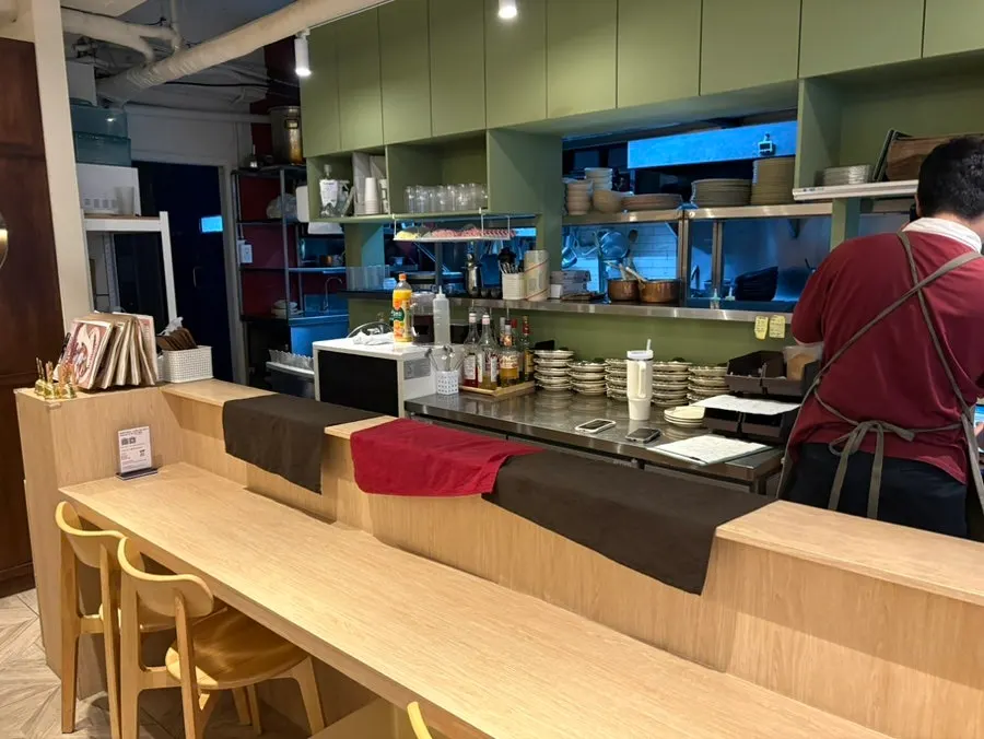 브리비트 강남점 일자 테이블 좌석