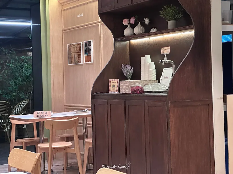 Interior of Brivit Gangnam Station mixing pink and wood tones