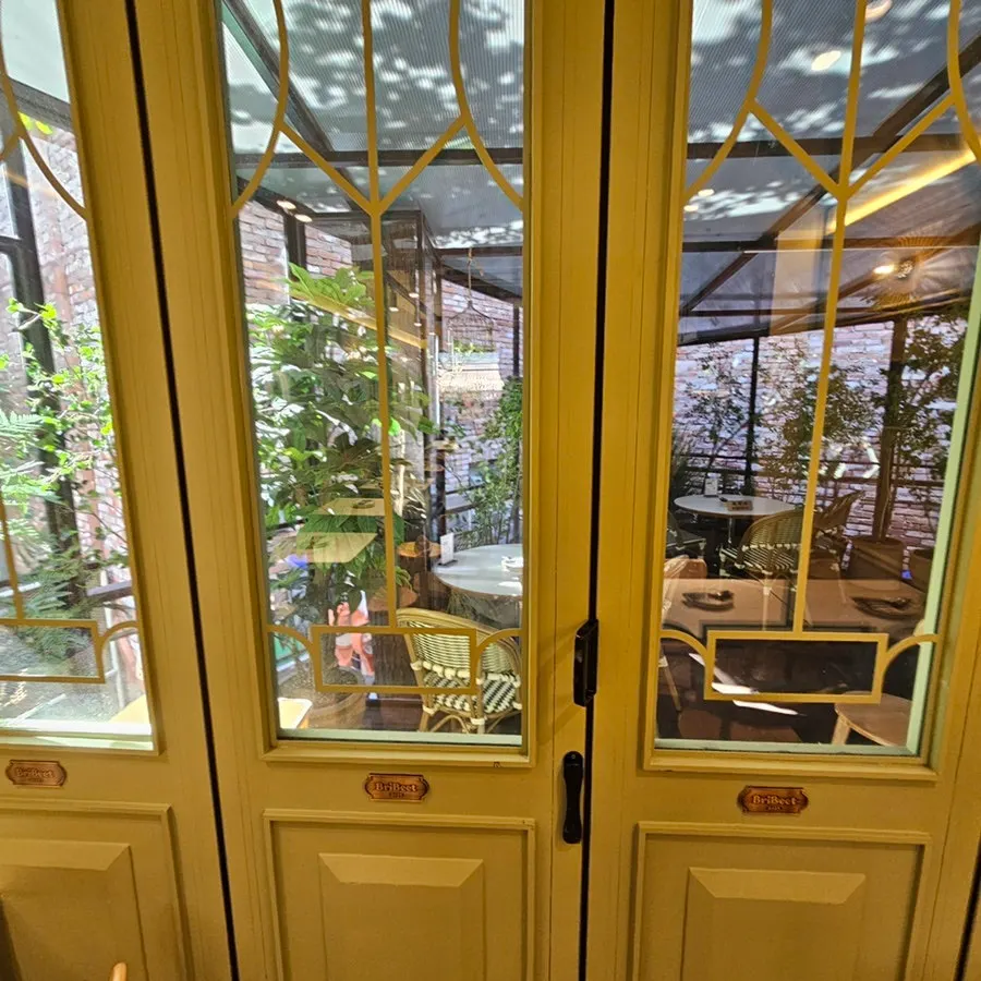 Two-person table setting with a blind-date atmosphere at Brivit Gangnam
