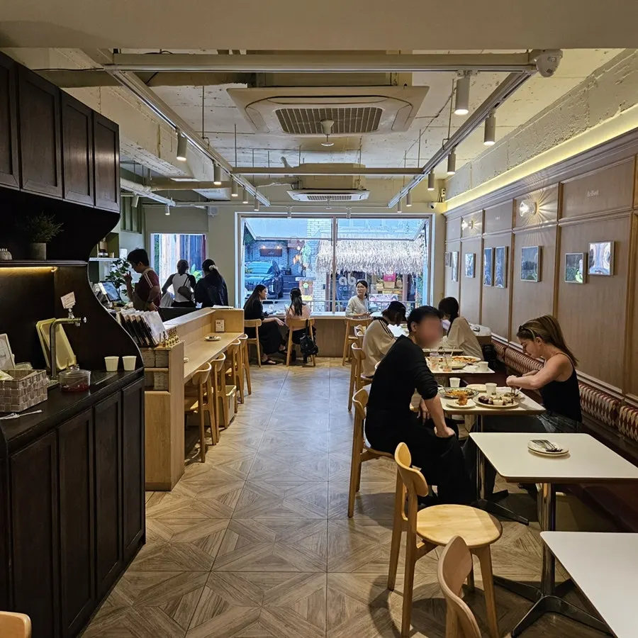 Green-toned seating area at Brivit Gangnam