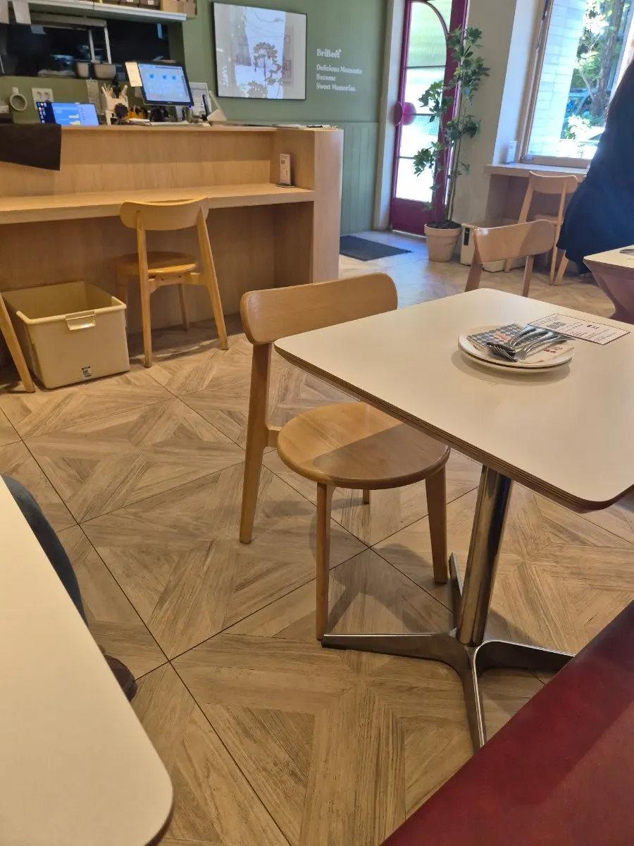 햇빛이 드는 브리비트 강남점 내부