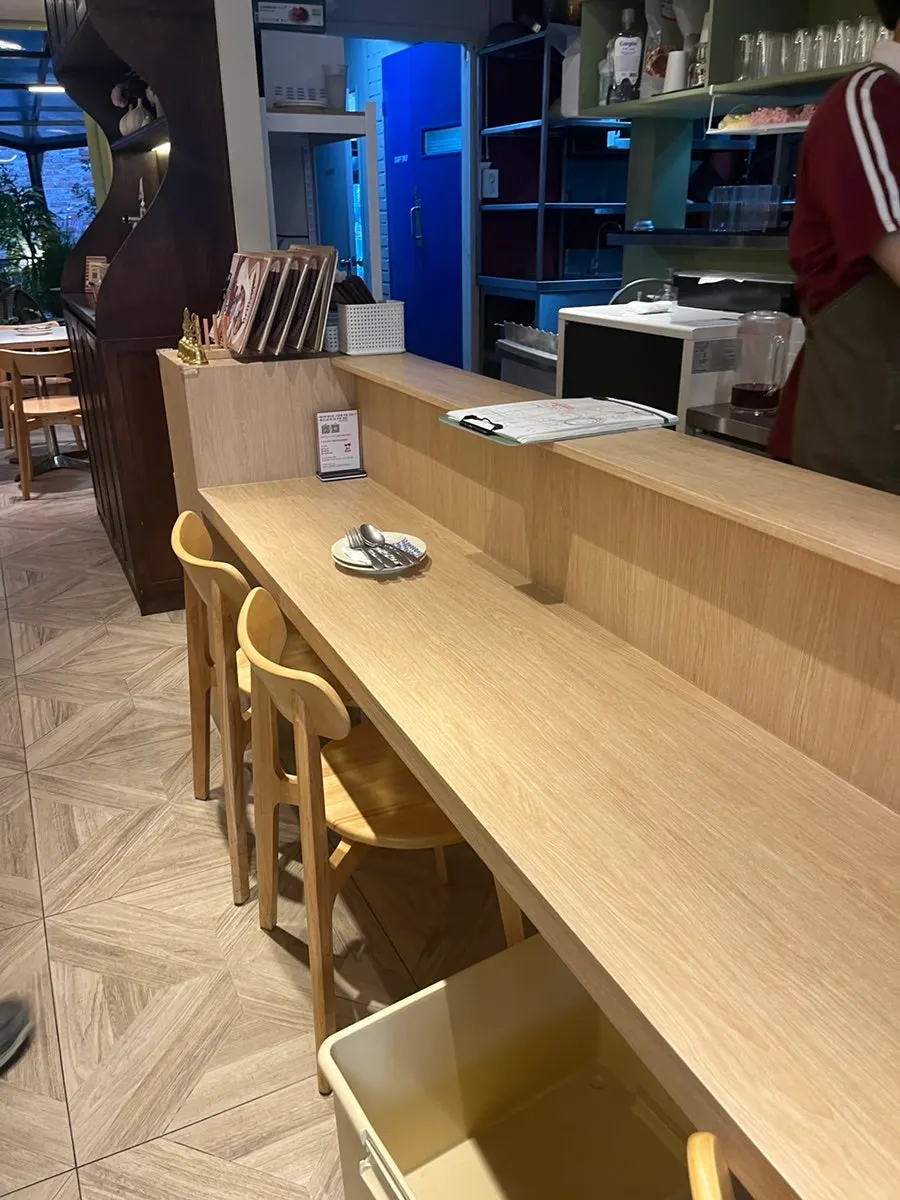 Brivit Gangnam seats with a window view