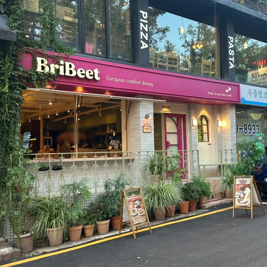 Atmosphere inside Brivit Gangnam Station