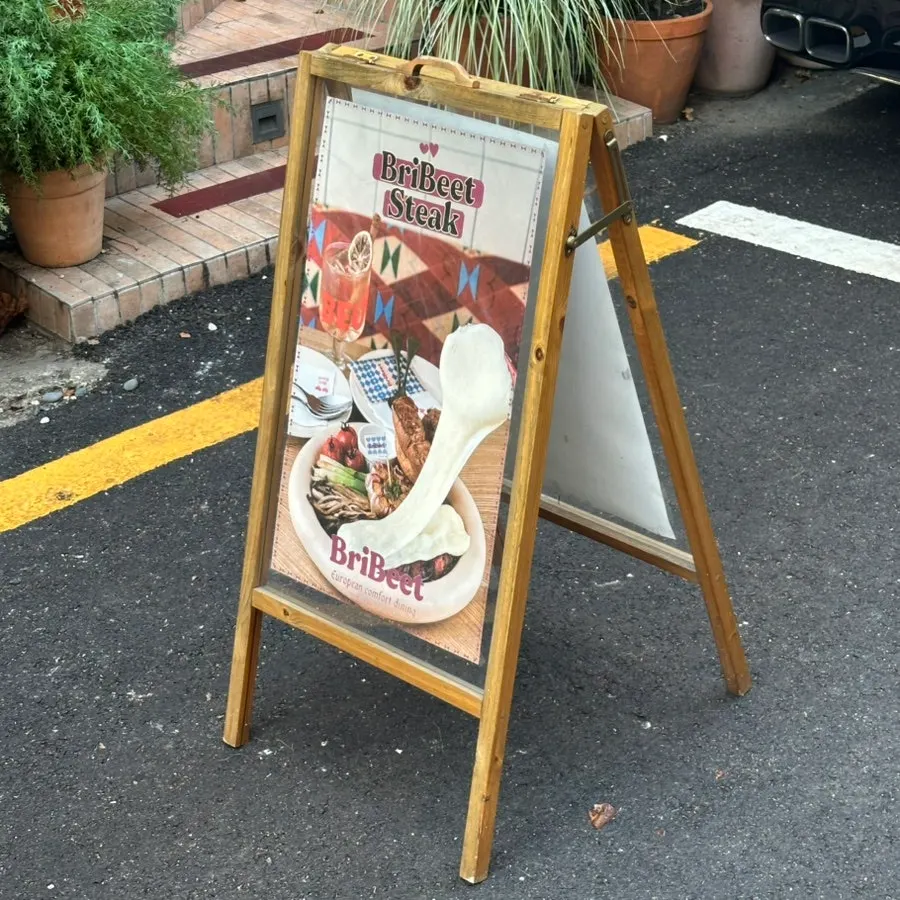 Blind-date-friendly seating at Brivit Gangnam